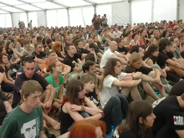 Duży namiot Akademii Sztuk Przepięknych co roku gromadzi tysiące fanów, którzy spotykają się tutaj i rozmawiają m. in. z przedstawicielami świata mediów, polityki, artystami.