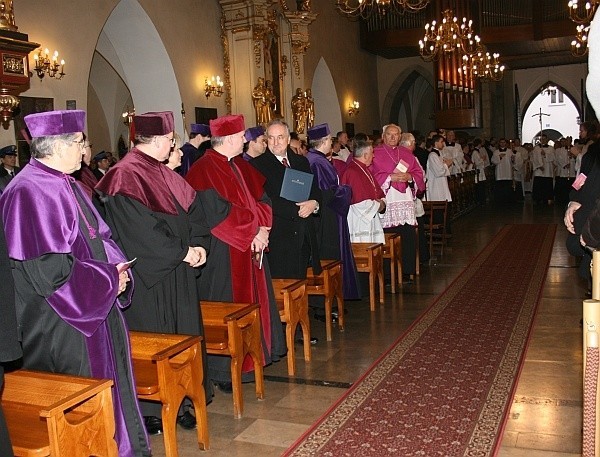 Dziesięć lat temu ks. Andrzej Jeż przyjął sakrę biskupią. To była wielka radość dla sądeczan [ZDJĘCIA]