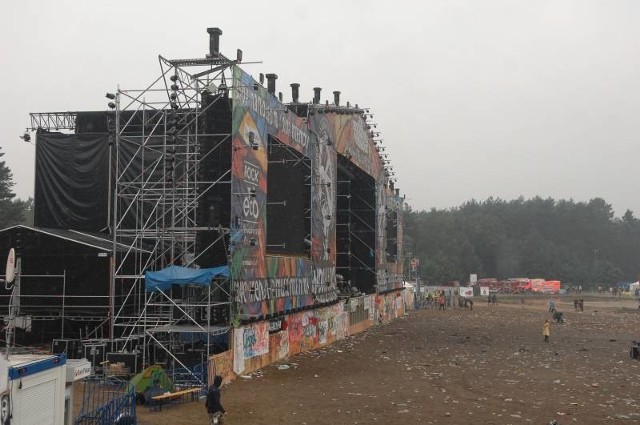 Tak po wczorajszych koncertach wygląda duża scena Przystanku Woodstock 2012 i teren przed nią.