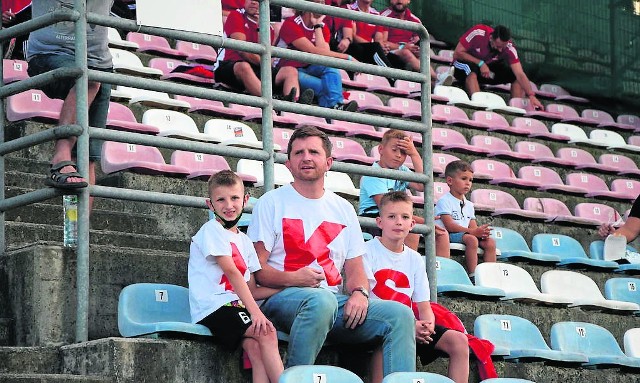 Najwierniejsi kibice ŁKS na trybunach stadionu w Opolu