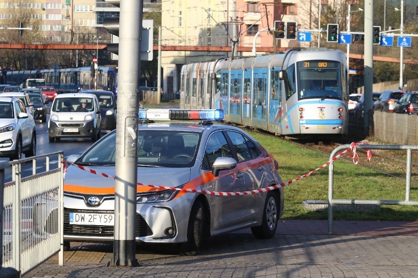 Wypadek na placu Jana Pawła II, kobieta wpadła pod tramwaj
