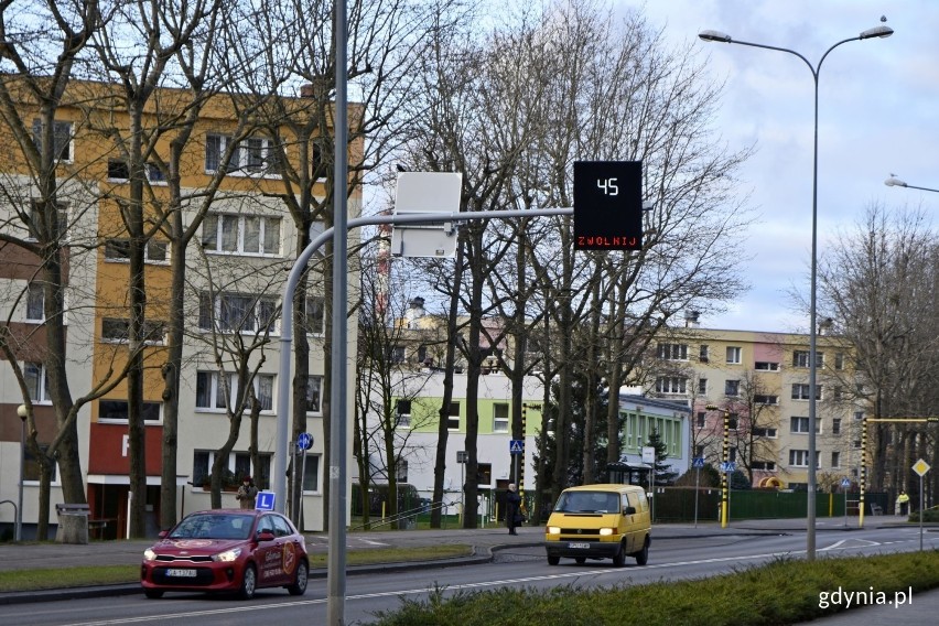 Na ul. Unruga w Gdyni zainstalowano wyświetlacze prędkości. Poprawią bezpieczeństwo?