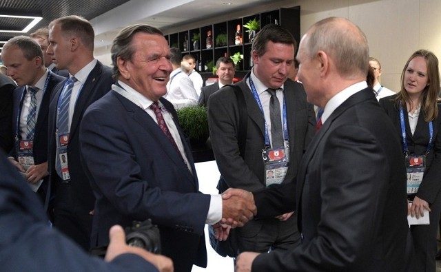 Gerhard Schroeder i Władimir Putin wielokrotnie okazywali swoją przyjaźń. Tu podczas spotkania w 2018 r.