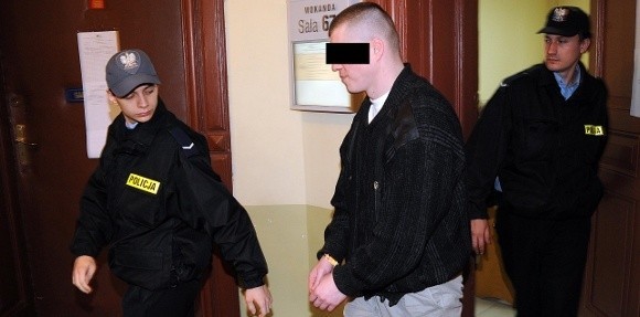 Mariusz S. (na zdjęciu konwojowany z dzisiejszej rozprawy) twierdzi, że po zatrzymaniu przyznał się do winy, bo zmusili go do tego policjanci.