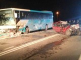 W Chełmnie nissan zderzył się z autobusem. 20-latek zginął na miejscu 