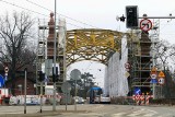 Przy remontowanym moście Zwierzynieckim we Wrocławiu stanęły wysokie rusztowania. Jak idzie remont? [ZDJĘCIA]