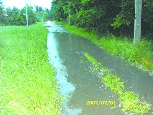 Takie zdjęcie przysłał do nas pan Piotr z ulicy Pod Lasem na osiedlu Dojlidy. Po ostatnich deszczach ten widok towarzyszy mieszkańcom codziennie.