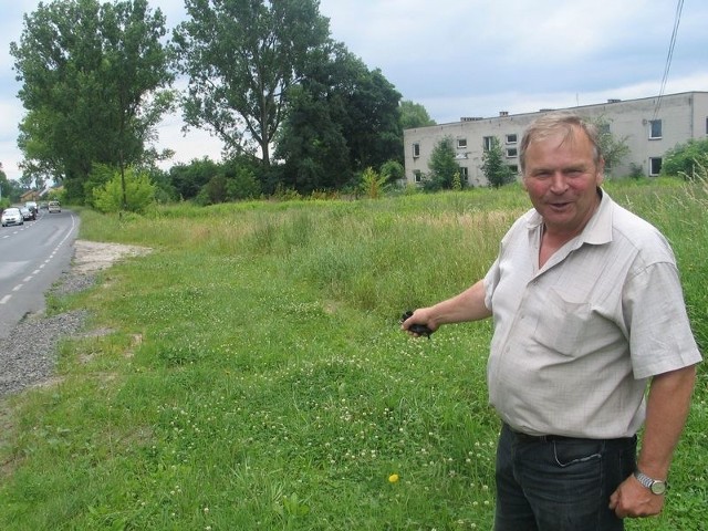 Marian Kołodziej, przewodniczący osiedla Mokrzyszów w Tarnobrzegu pokazuje topole, które wytypowano do wycinki