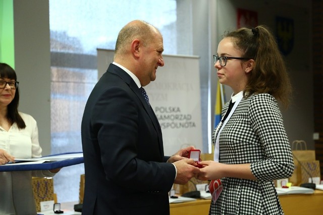 Milena i inni wolontariusze odebrali nagrody w urzędzie marszałkowskim.