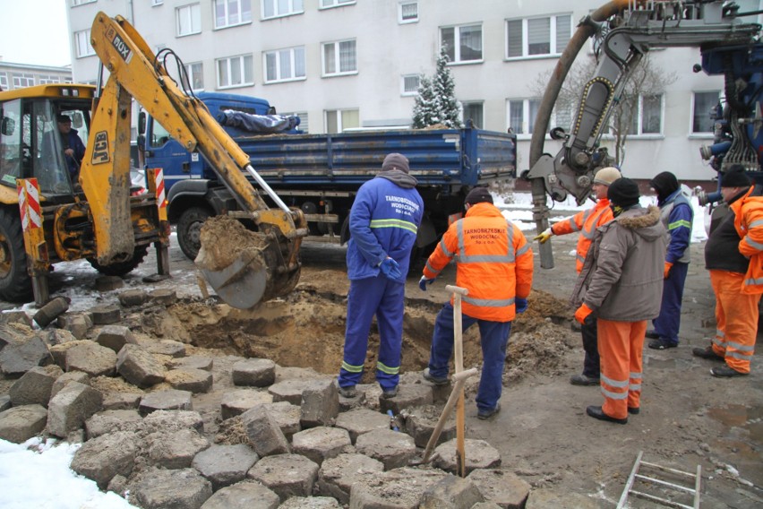 Tarnobrzeg. Uwaga, awaria! Nie ma wody w blokach przy ulicy Dekutowskiego (AKTUALIZACJA)