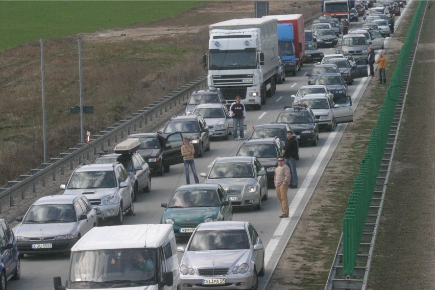 Farby i rozpuszczalniki rozlane na A4. Autostrada w kierunku Wrocławia była zablokowana (ZDJĘCIA)