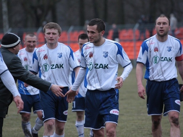 (trener MKS Kluczbork) dziękuje piłkarzom za wygrany mecz.