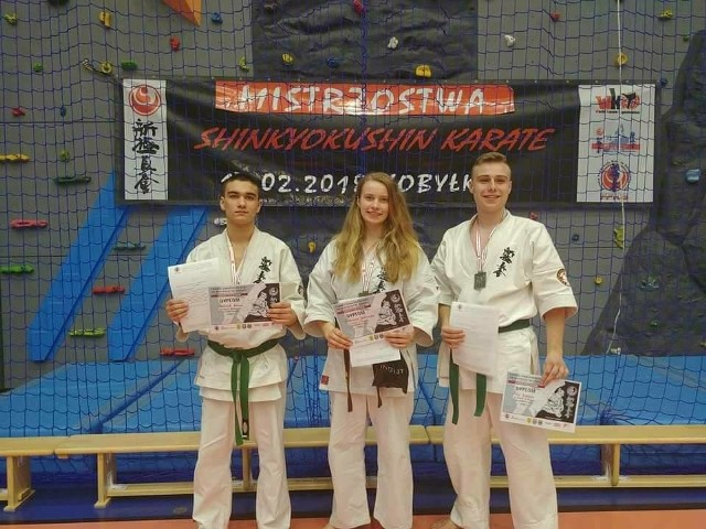 Od lewej: Dominik Kasza, Katarzyna Jaśkowska i Filip Grębosz z Kieleckiego Klubu Karate Kyokushin Koronea