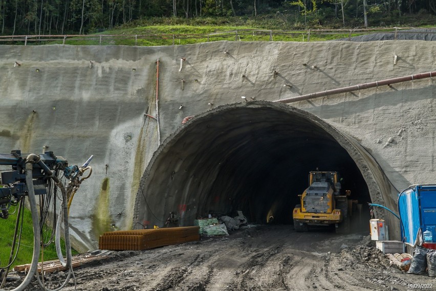 Budowa dwóch tuneli na drodze ekspresowej S1 w Beskidach,...