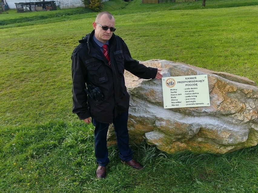 Konrad Borek przy wąchockim kamieniu przepowiadającym pogodę