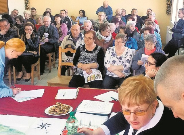 W poniedziałek sala wiejska w Klępsku pękała w szwach. Zabrakło miejsc siedzących. Ludzie stali na korytarzu. Spotkanie zwołała radna Magdalena Mikulska - Jaroszkiewicz (w prawym dolnym rogu).