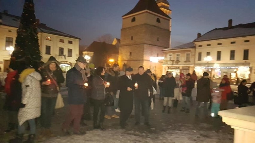 Spontaniczna akcja mieszkańców Żywca. Poparli Jurka Owsiaka i zapalili znicze dla Pawła Adamowicza ZDJĘCIA
