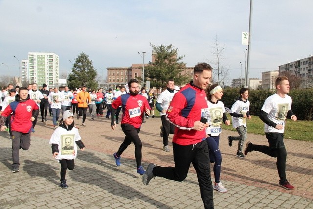 Bieg Pamięci Żołnierzy Wyklętych w Dąbrowie Górniczej Zobacz kolejne zdjęcia. Przesuwaj zdjęcia w prawo - naciśnij strzałkę lub przycisk NASTĘPNE