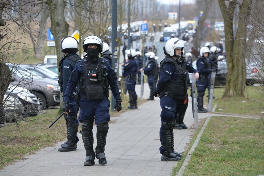 Kibice Lecha przyjechali do Łodzi pociągiem. Pod eskortą...