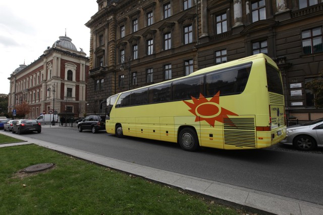 Autokary parkują tuż pod oknami mieszkańców