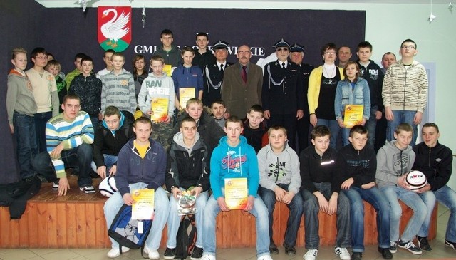 Wszyscy uczestnicy i laureaci konkursu wiedzy pożarniczej w Borkowicach pozowali do wspólnej fotografii.