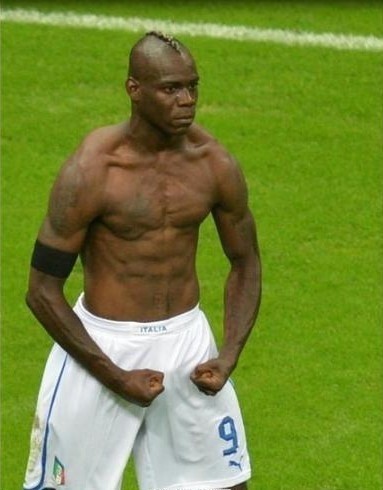 Prekursorem tego typu cieszynki był Mario Balotelli podczas Euro 2012