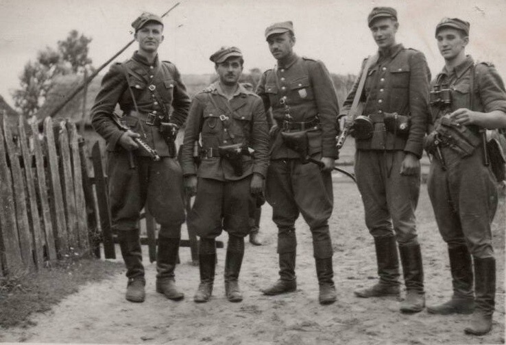 Major Zygmunt Szendzielarz (drugi od lewej) ze swoimi...