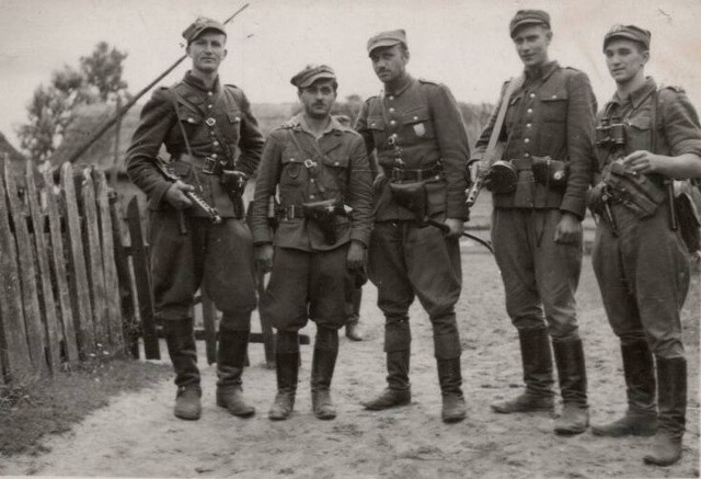 Major Zygmunt Szendzielarz (drugi od lewej) ze swoimi żołnierzami.