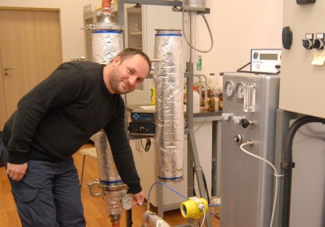 Wynalazek rzeszowskiego naukowca wykorzysta przemysłRzeszowski wynalazca, dr. M. Balawejder przy swym rewelacyjnym urządzeniu.