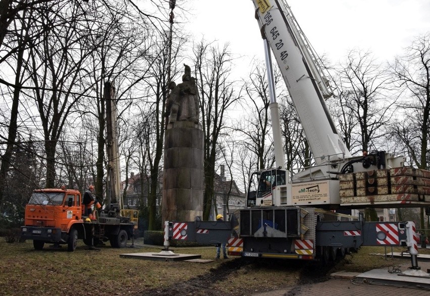 Rozpoczął się demontaż Pomnika Wdzięczności w Inowrocławiu....