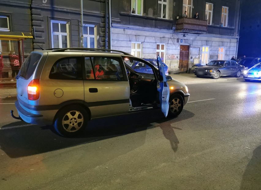 Wypadek w Przemyślu. Na ul. Słowackiego pieszy wszedł pod samochód [ZDJĘCIA]