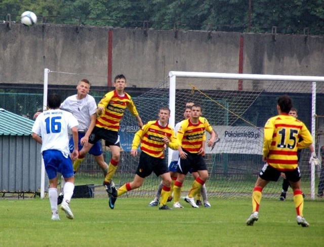 Jagiellonia (żółte-czerwone stroje) po remisie w Mielcu u siebie będzie celować w wygraną i awans.