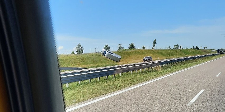 Bus przewrócił się na skarpie na autostradzie A4 w pobliżu węzła Przemyśl [ZDJĘCIA]