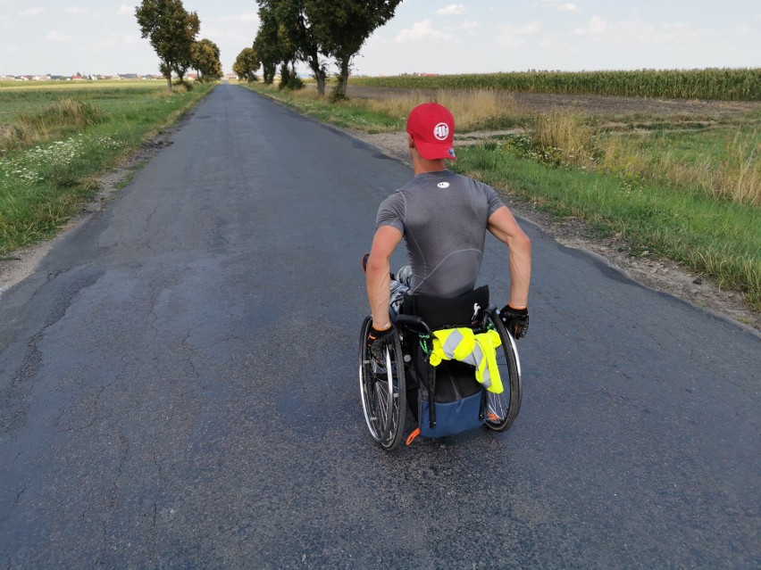 24-latek jedzie na wózku inwalidzkim z Wrocławia do Trójmiasta. Zbiera pieniądze na operację, by stanąć na nogi