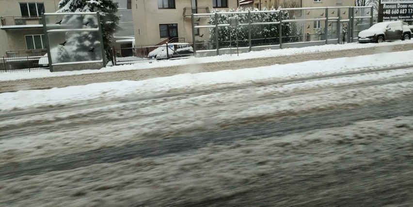 Trudne warunki na drogach Podkarpacia. Pada śnieg. Jezdnie śliskie i pełne pośniegowego błota [ZDJĘCIA INTERNAUTÓW]
