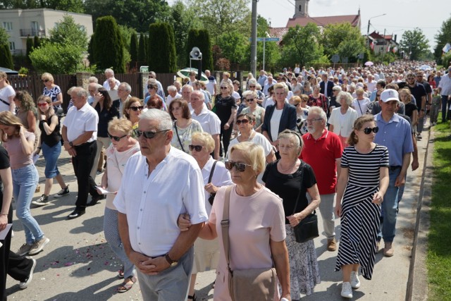 Duża liczba wiernych na procesji w Skarżysku-Kamiennej. Zobacz więcej na kolejnych slajdach >>>