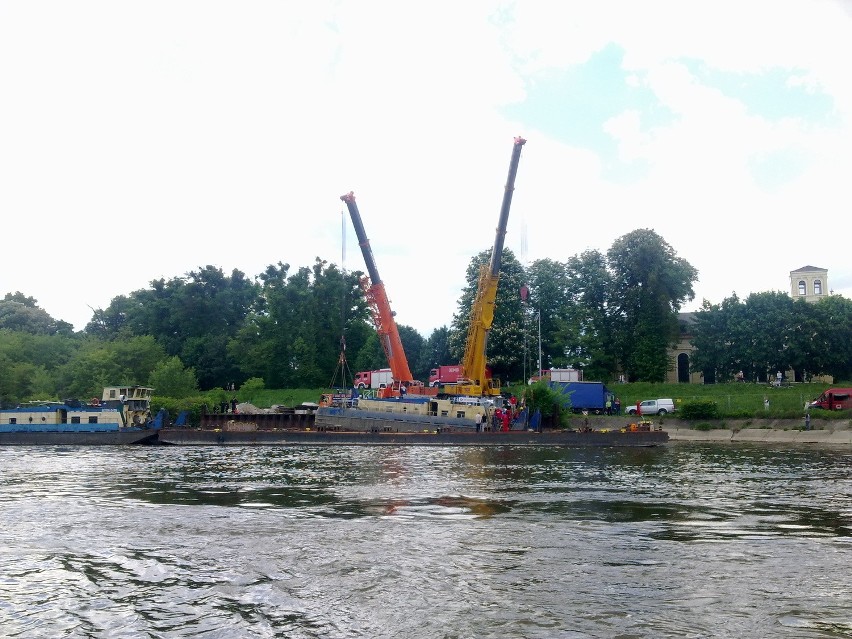 Akcja wyciągania podtopionej barki na Odrze zakończona sukcesem