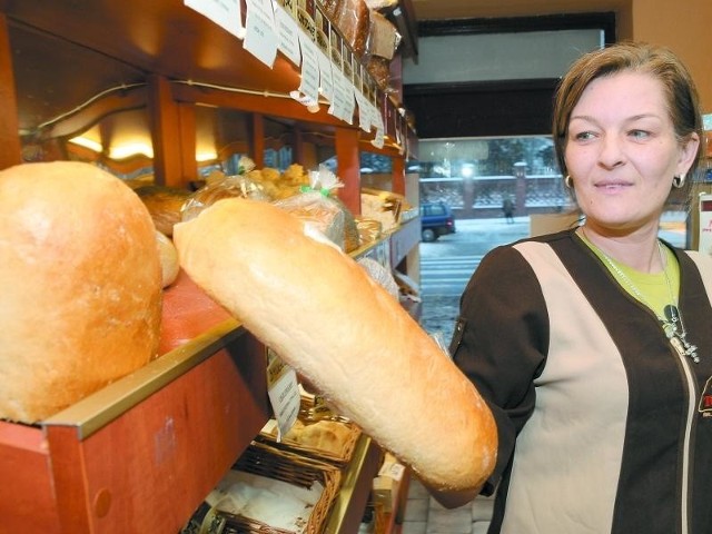 Takie pieczywo sprzedaje Magdalena Szymańska w bydgoskim sklepie przy ul. Grunwaldzkiej. Bochenek powinien być elastyczny, ze złocistą skórką, nie może się kruszyć