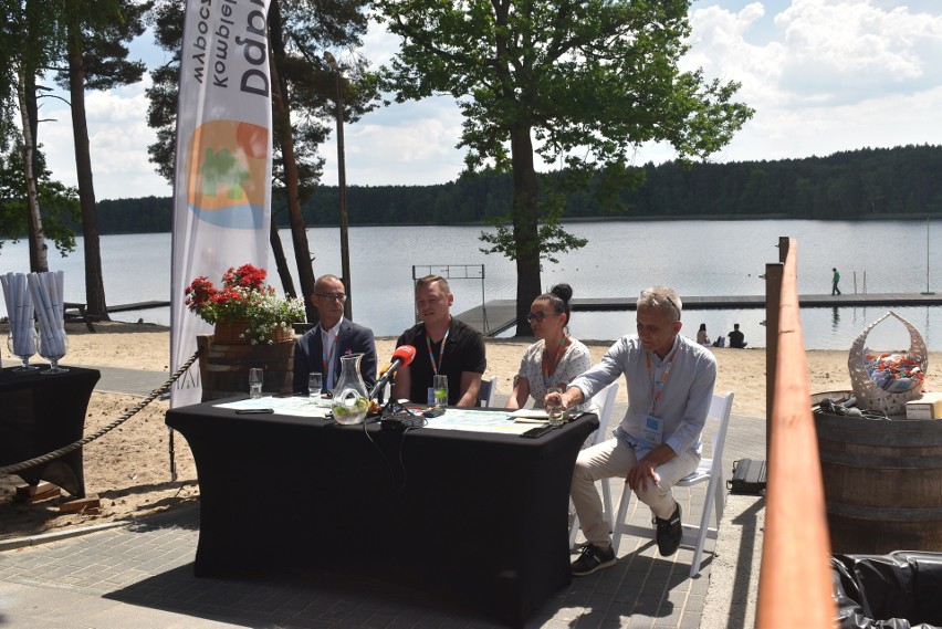 Konferencja prasowa na plaży Ośrodka Wypoczynkowego Temar w...