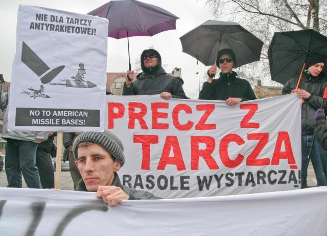 Największy protest przeciwko amerykańskiej tarczy odbył się w Słupsku w 2008 roku. Od tego czasu wiedza o skutkach jej sąsiedztwa się nie pogłębiła. Samorządy, mieszkańcy, media nie są należycie przez władze informowane.