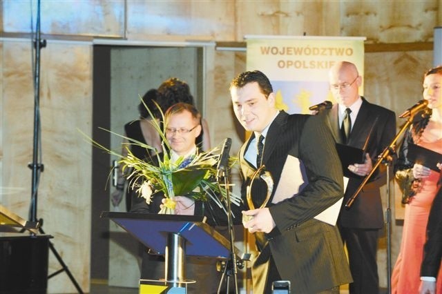 Dawid Harynek, właściciel Szkoły Nauki Jazdy D-H z nagrodą w kategorii Junior Biznesu. Z lewej wicemarszałek Roman Kolek. (fot. Paweł Stauffer)