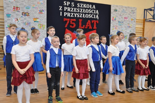 Koszalińska "Piątka" obchodziła jubileusz 75-lecia. To szkoła z przeszłością i przyszłością - głosiło hasło wydarzenia.