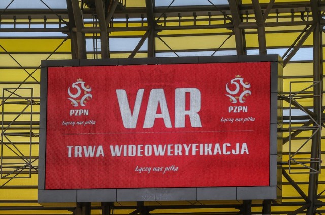VAR od 2017 roku jest używany na boiskach Lotto Ekstraklasy. Po raz pierwszy będzie zastosowany na tak dużej imprezie, jaką jest Mundial w Rosji. Na czym polega wideoweryfikacja VAR?