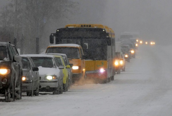 Opóźnienia w komunikacji. Zima i korki zatrzymują tramwaje i autobusy