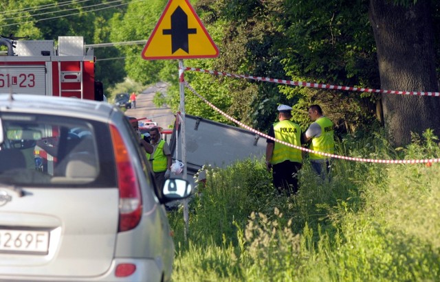 Wypadek busów w Stawku pod Łęczną. Bilans wtorkowej tragedii w gm. Spiczyn to sześć ofiar śmiertelnych i 21 rannych.