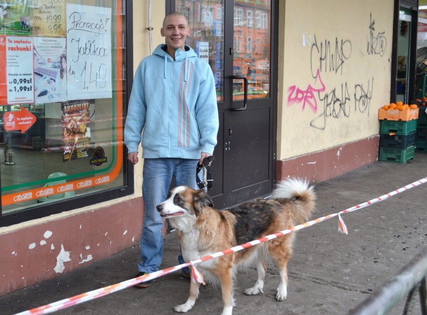 Mieszkańcy Tarpna przechodzą obok placu budowy i są...