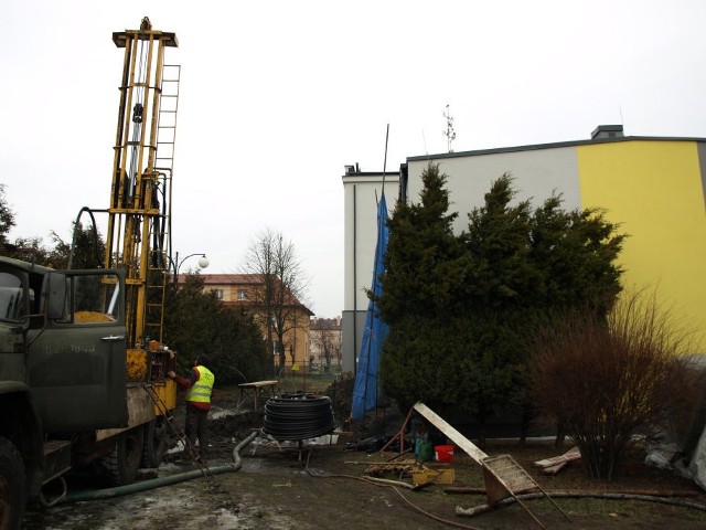 Aktualnie rozpoczęły się prace instalacyjne pomp ciepła przy podstawówce w Wierzbicy.