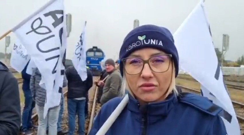 Protest AgroUnii w Woli Baranowskiej przeciwko ogromnym podwyżkom cen nawozów. Blokada torów [ZAPIS TRANSMISJI NA ŻYWO]