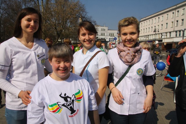 Studenci z Państwowej Medycznej Wyższej Szkoły Zawodowej w Opolu po raz pierwszy zaangażowali się we współorganizację happeningu stowarzyszenia TRISO. Dla przyszłych pielęgniarek to okazja do zdobycia doświadczeń przydatnych w pracy zawodowej.