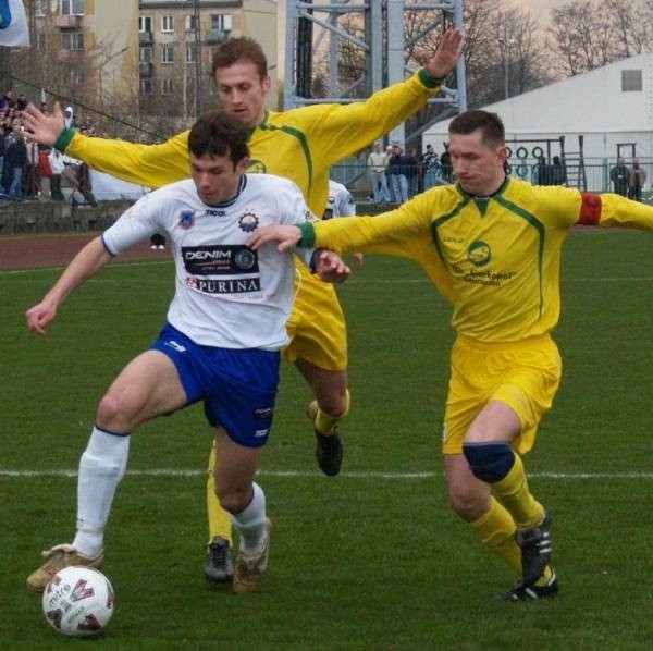 Piłkarze Stali Mielec (z piłką Sebastian Ryguła, z prawej Janusz Hynowski, z tyłu Marcin Pietrucha) pokonali na własnym stadionie Siarkę Tarnobrzeg 2:0 (1:0).